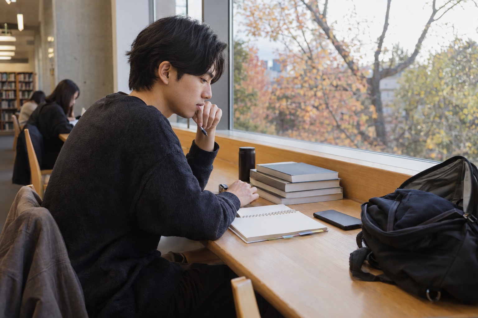 大学の図書館で授業とバイトの予定を考える学生。AI生成のイメージで、実際の画面・事例・提供内容を示すものではありません。